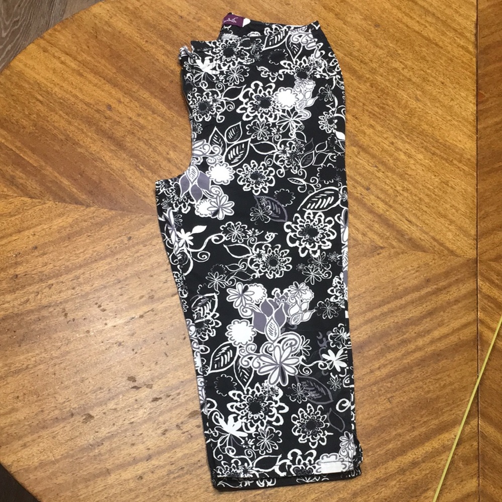 Black and white flowery capris